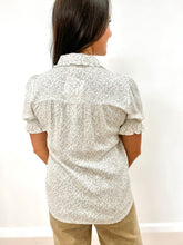 Load image into Gallery viewer, Ditsy Print Button Down Top