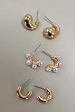 Load image into Gallery viewer, Trio Huggie Pearl Gold Earring Set